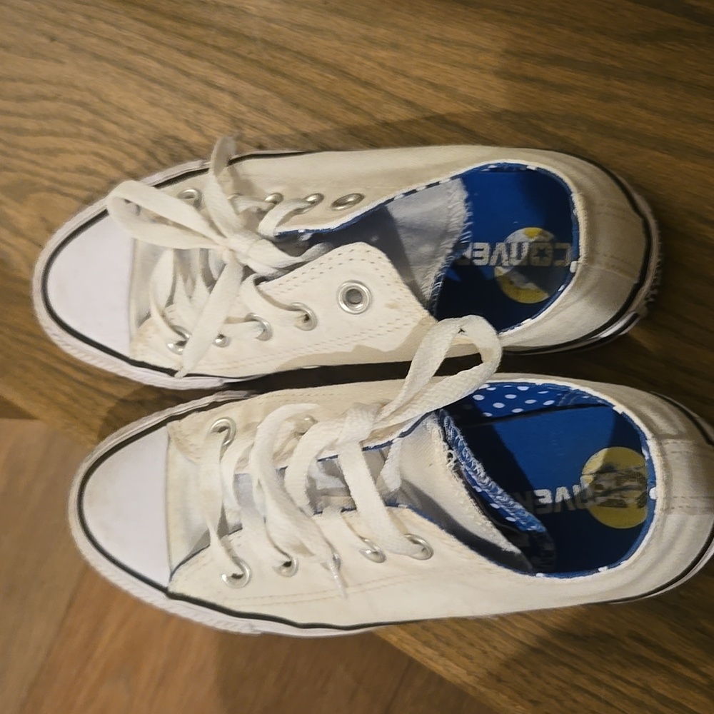 Women's Size 5 Converse Chuck Taylor All Star Tennis Shoe.
